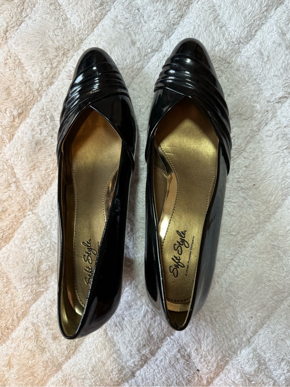 Soft Style Black Patent Pointed Toe kitten heels with Gold Insole